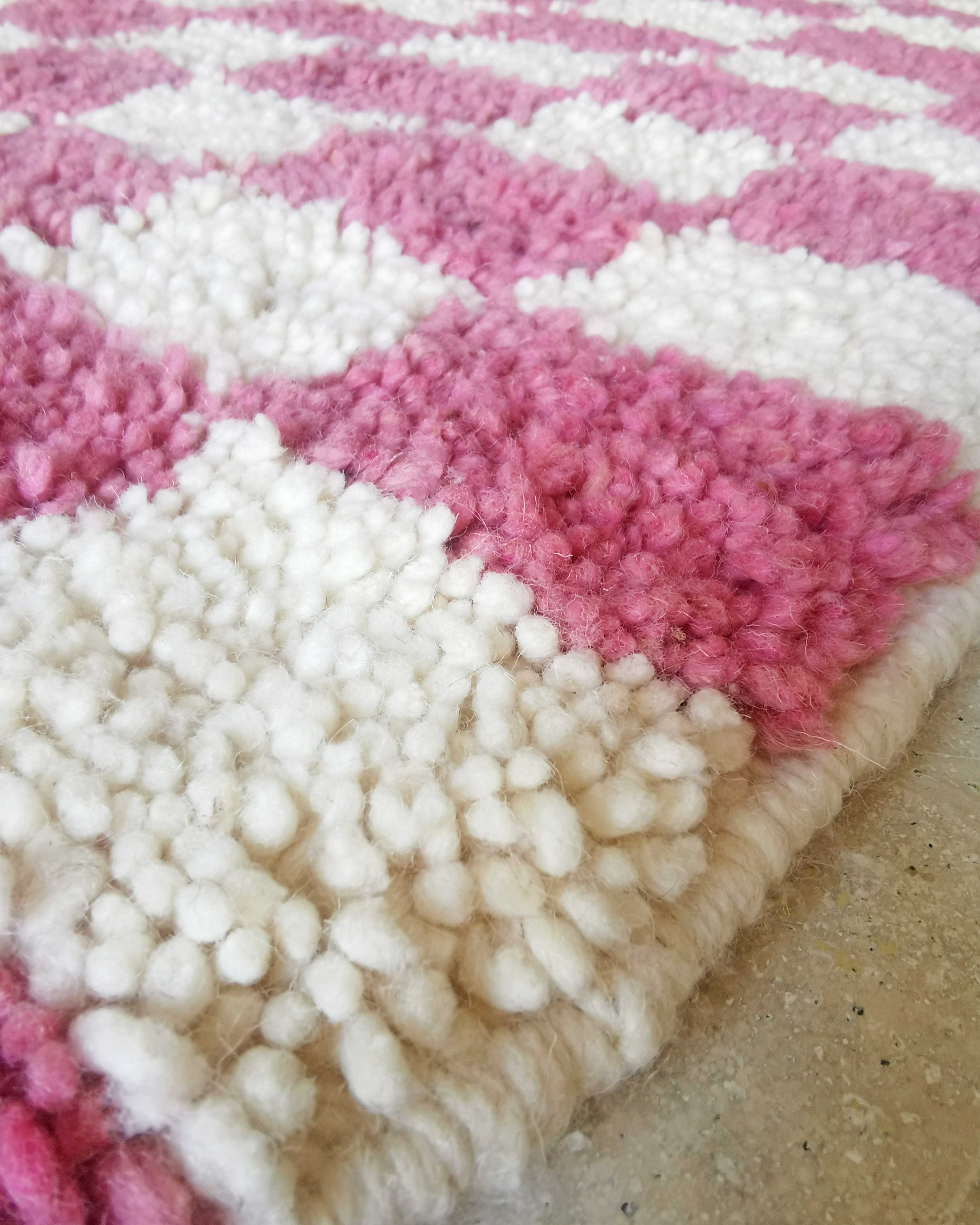 Pink and white Beni Ouarain checkered Berber rug in wool