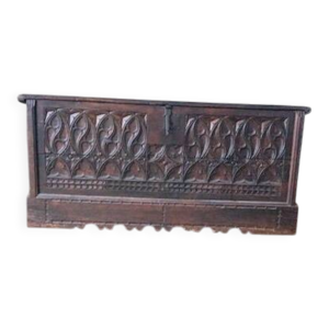 Coffre-bureau sculpté,