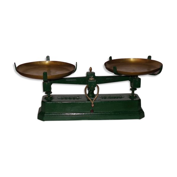 Balance à plateaux en cuivre et laiton Balance à plateaux en cuivre et laiton