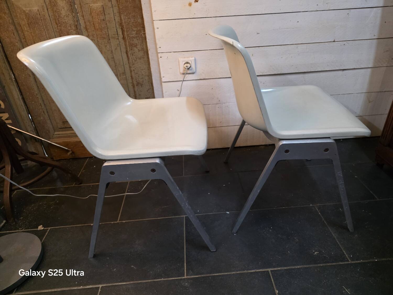 Pair of vintage Wilkhahn chairs, fibreglass shell, aluminium, 1970.