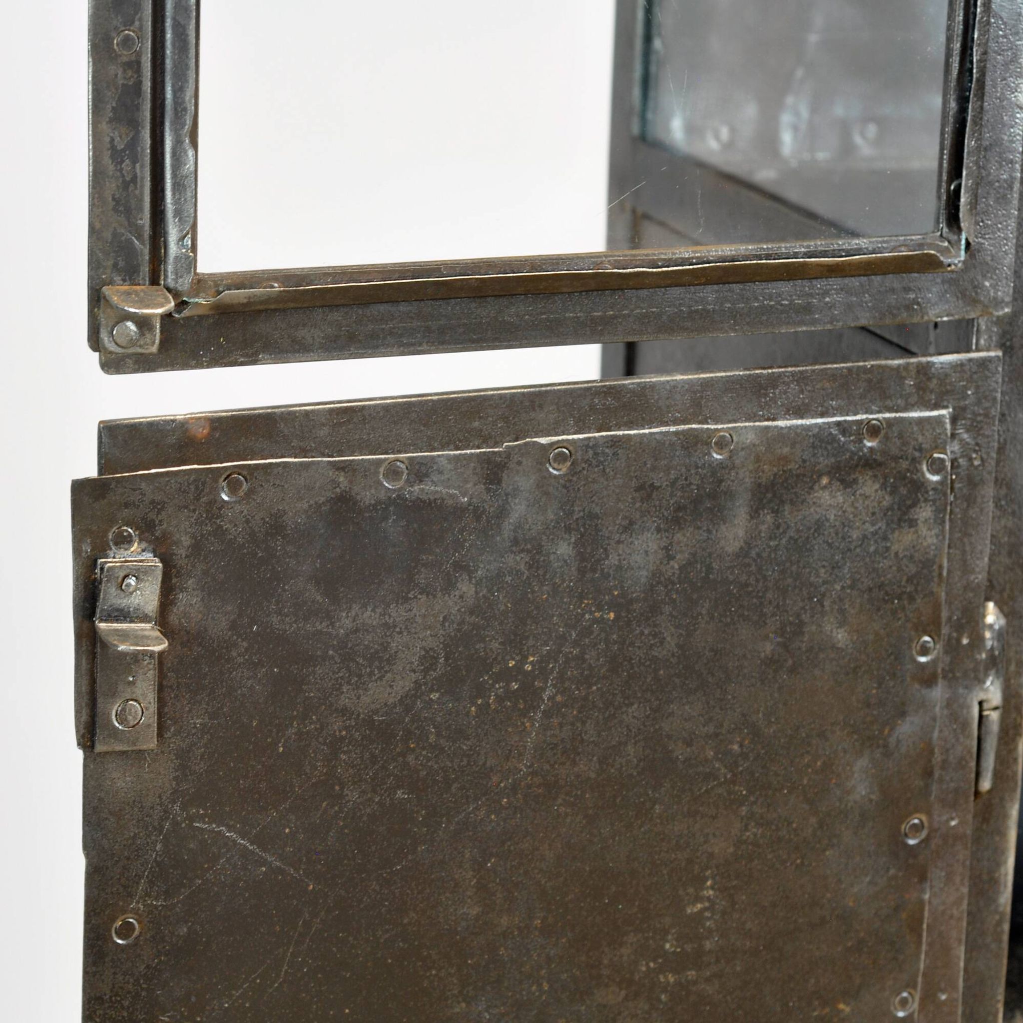 Vitrine en métal industriel antique, vers 1920