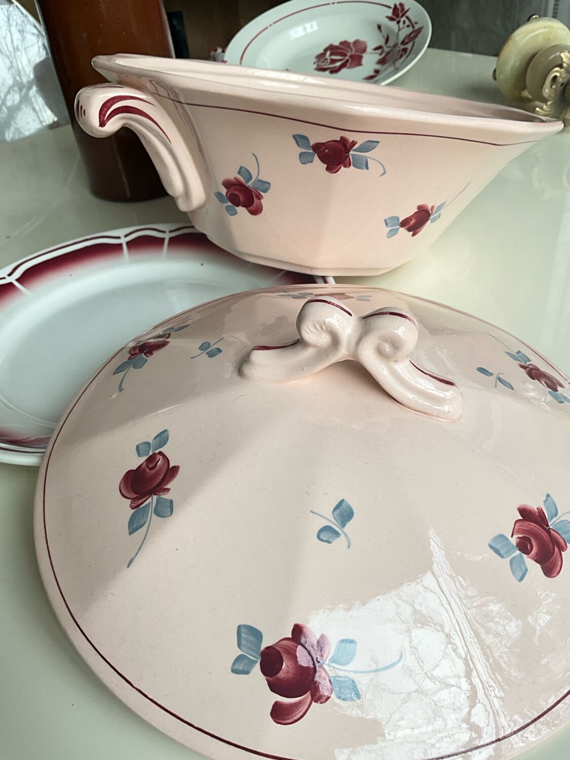 Saint Amand soup tureen, Pompadour model