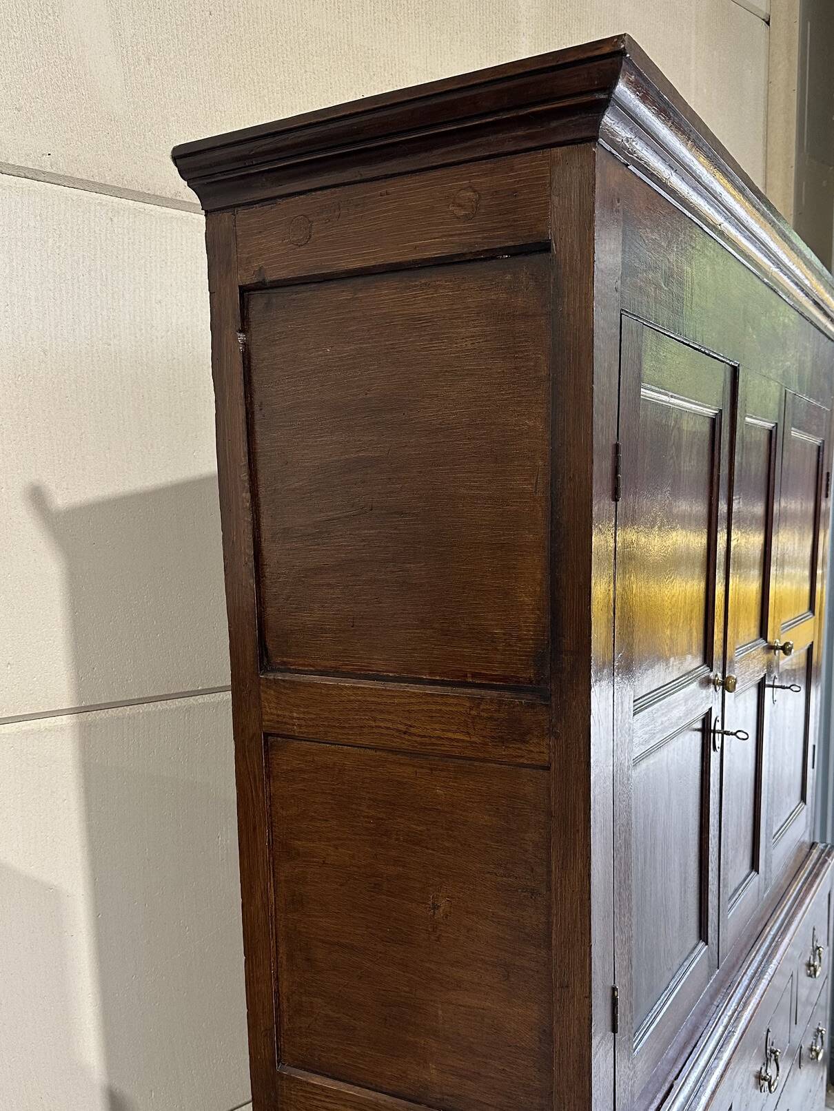 Beautiful 18th-century Welsh oak cabinet
