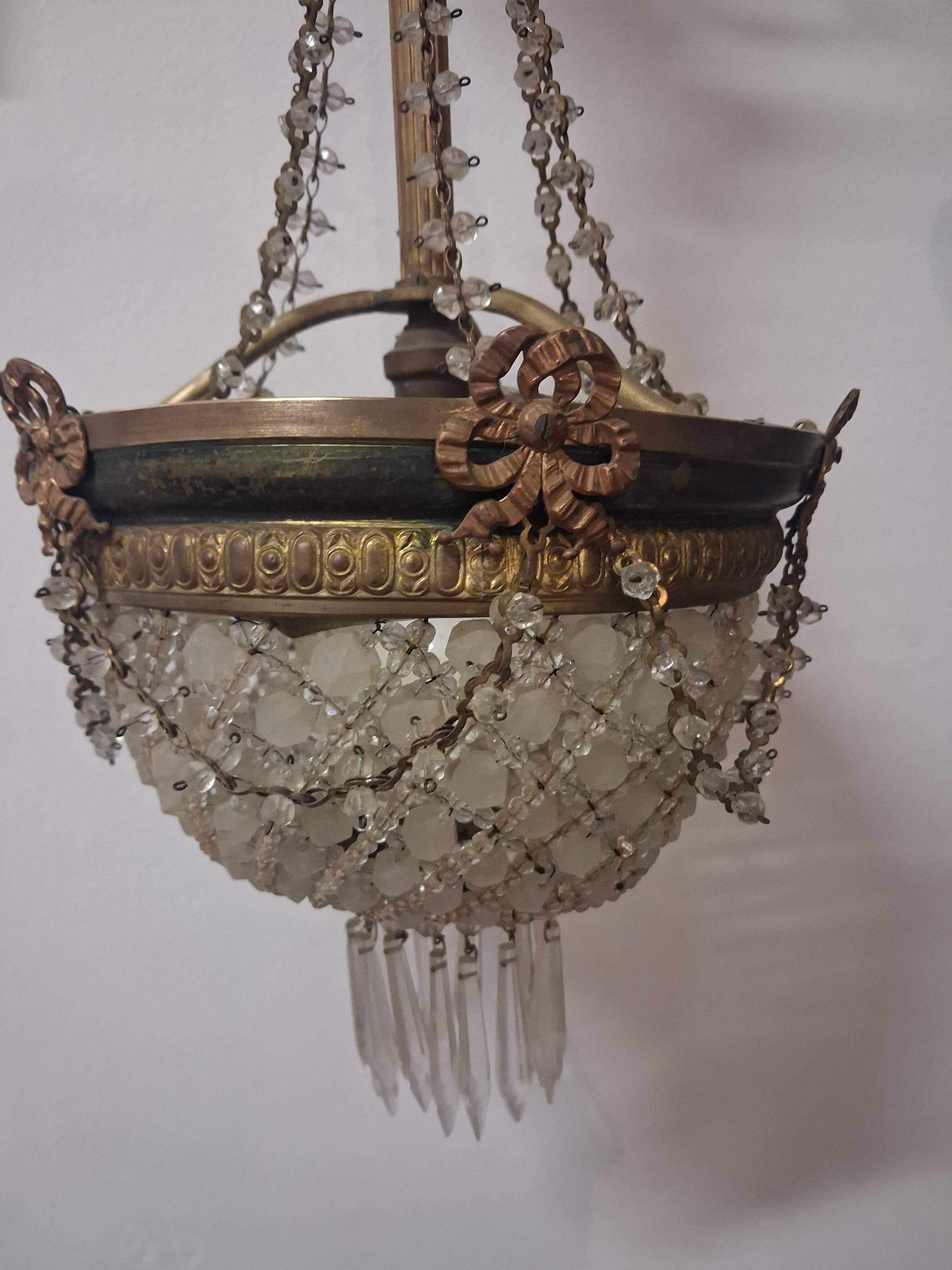 Antique balloon chandelier with pendants, in brass and with mouldings.