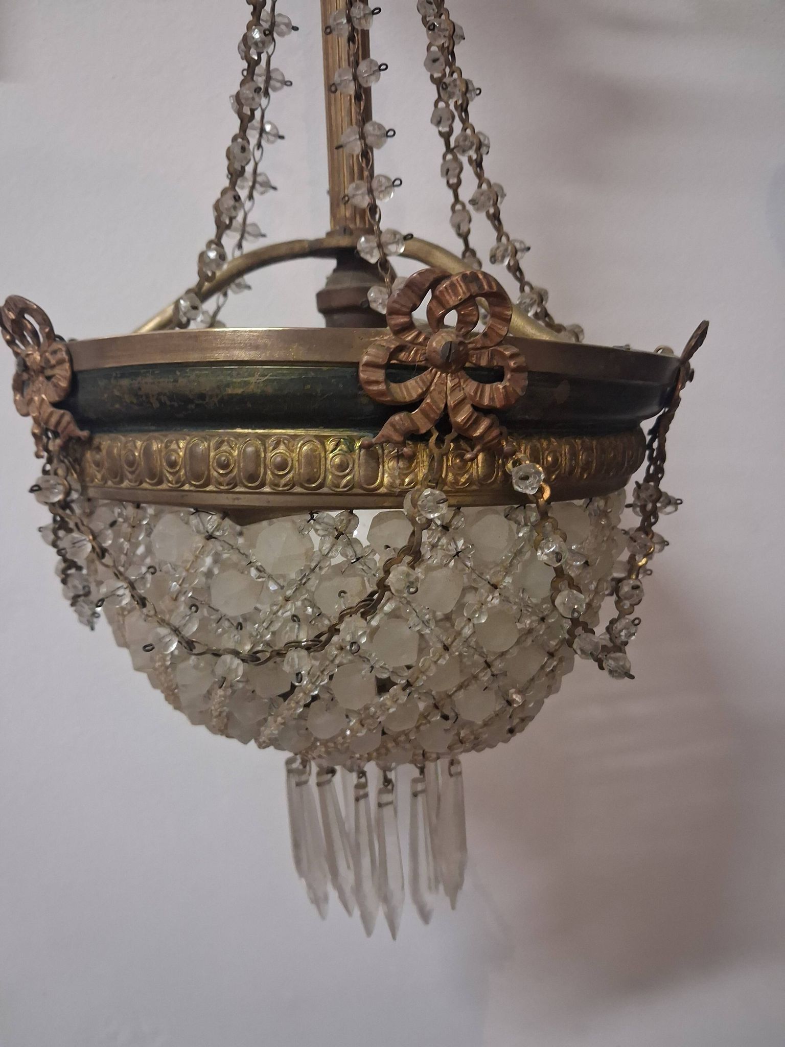 Antique balloon chandelier with pendants, in brass and with mouldings.