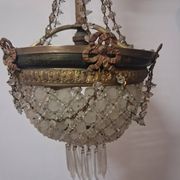 Antique balloon chandelier with pendants, in brass and with mouldings.