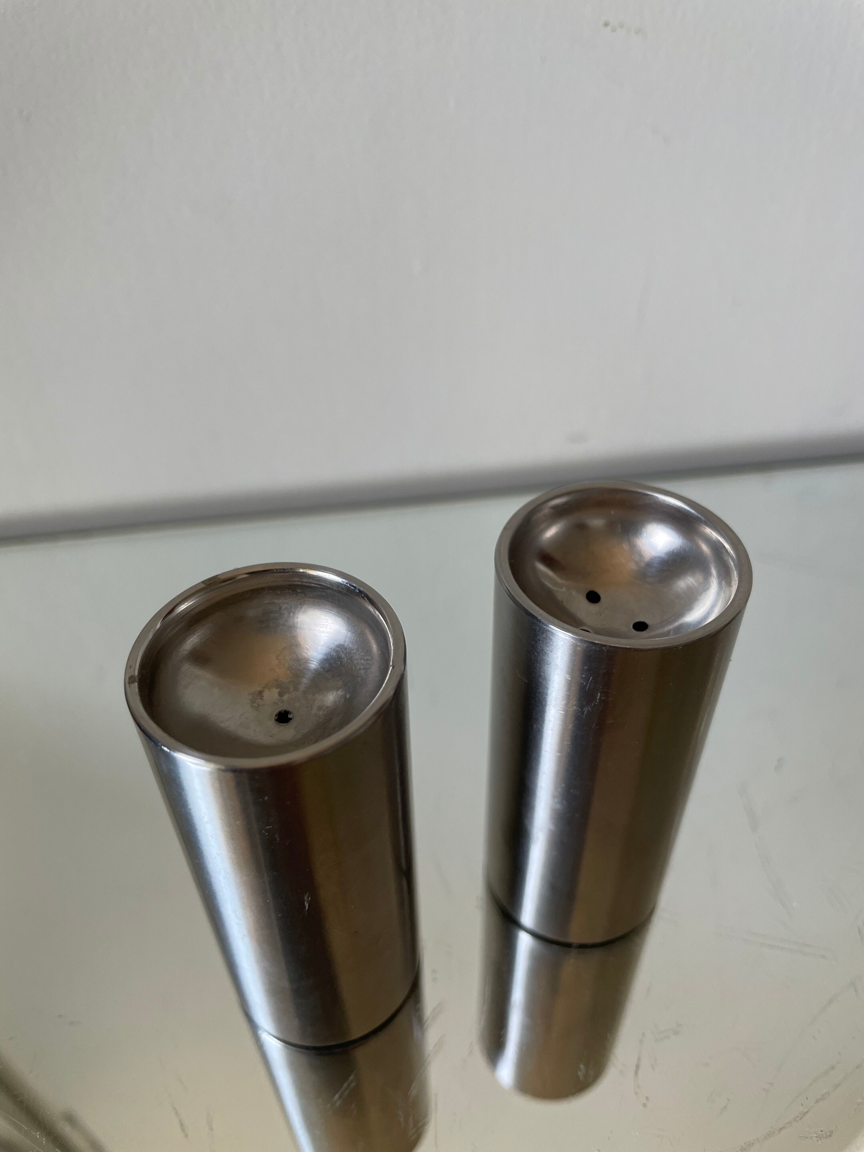 Salière et poivrier d'Arne Jacobsen pour Stelton