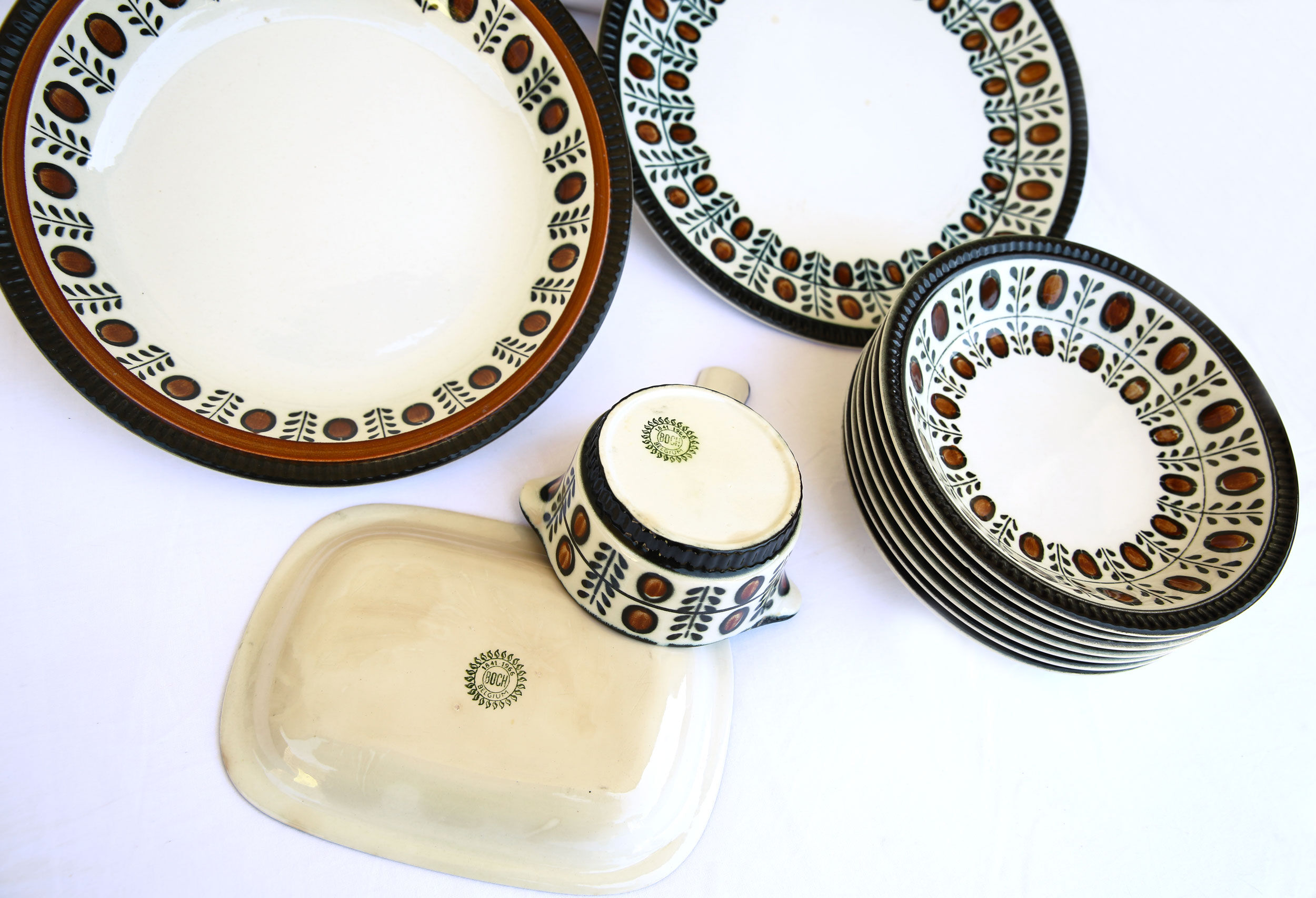 Lot of 2 dishes, 7 hollow plates, ramekin and sausage Boch Belgium, Nut collection