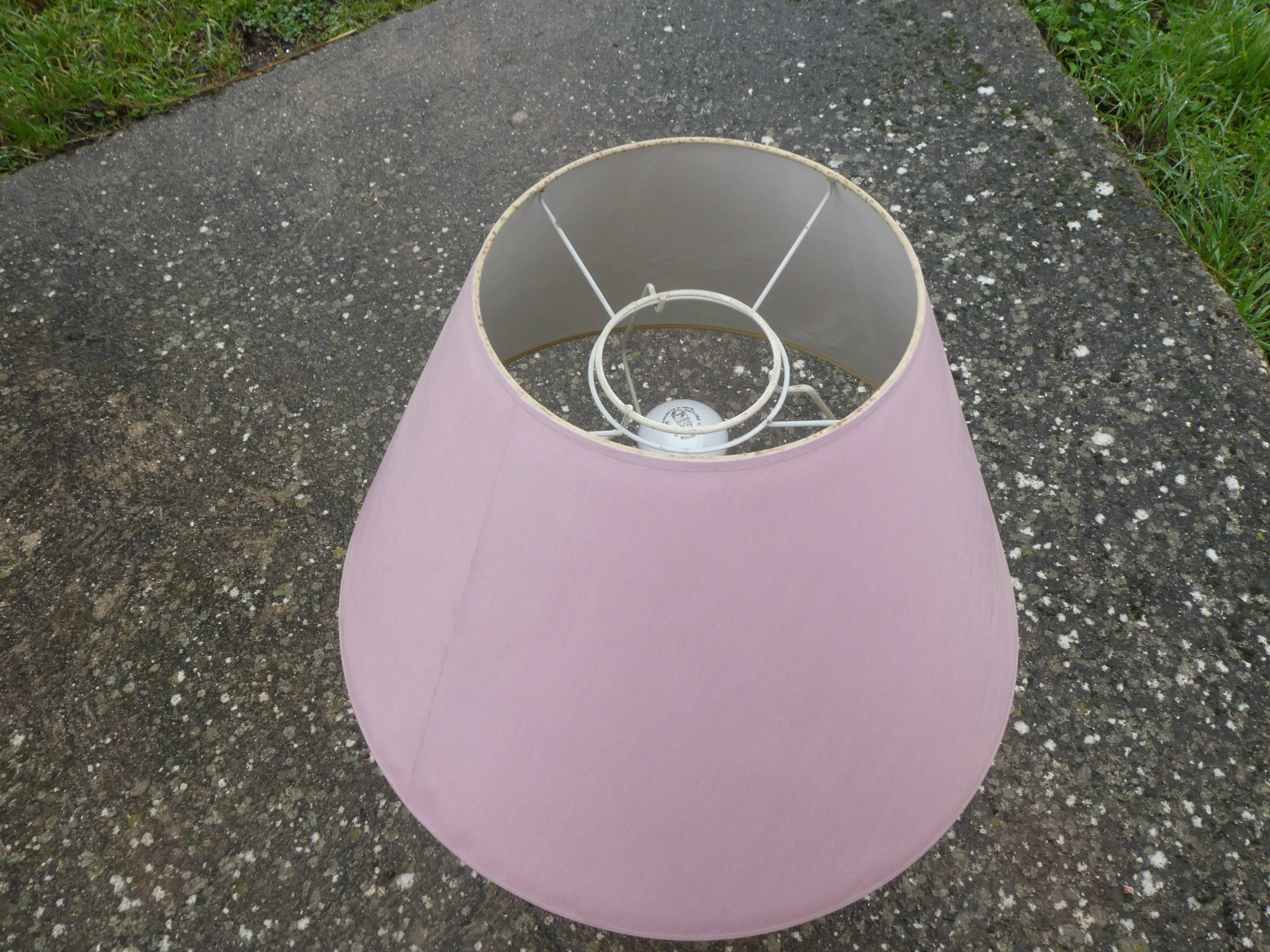 Vintage porcelain laying lamp