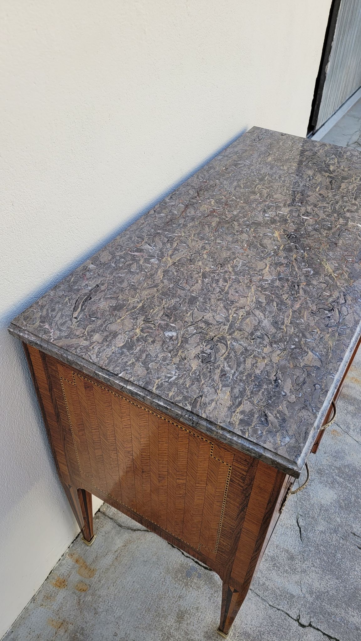 Commode sauteuse Louis XVI en marqueterie 19ème
