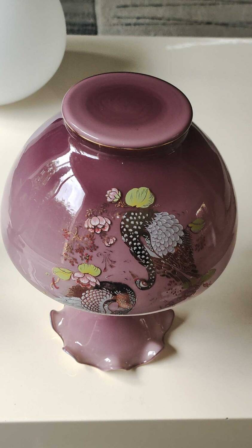 Japanese opaline vase in old pink tones. Swan decoration and polychrome floral motifs.