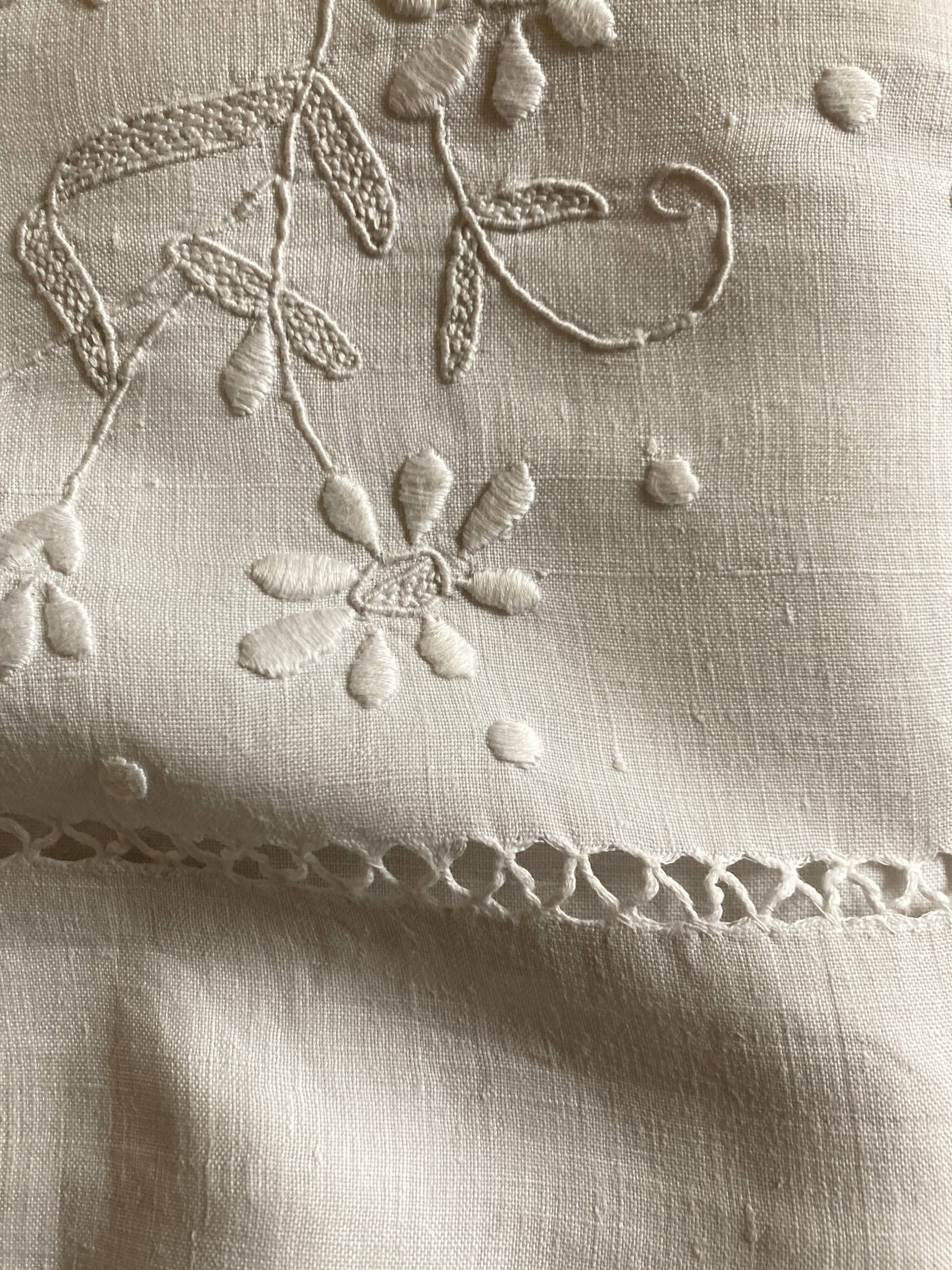 Spring cloth in linen canvas embroidered with daisies 1950