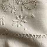 Spring cloth in linen canvas embroidered with daisies 1950