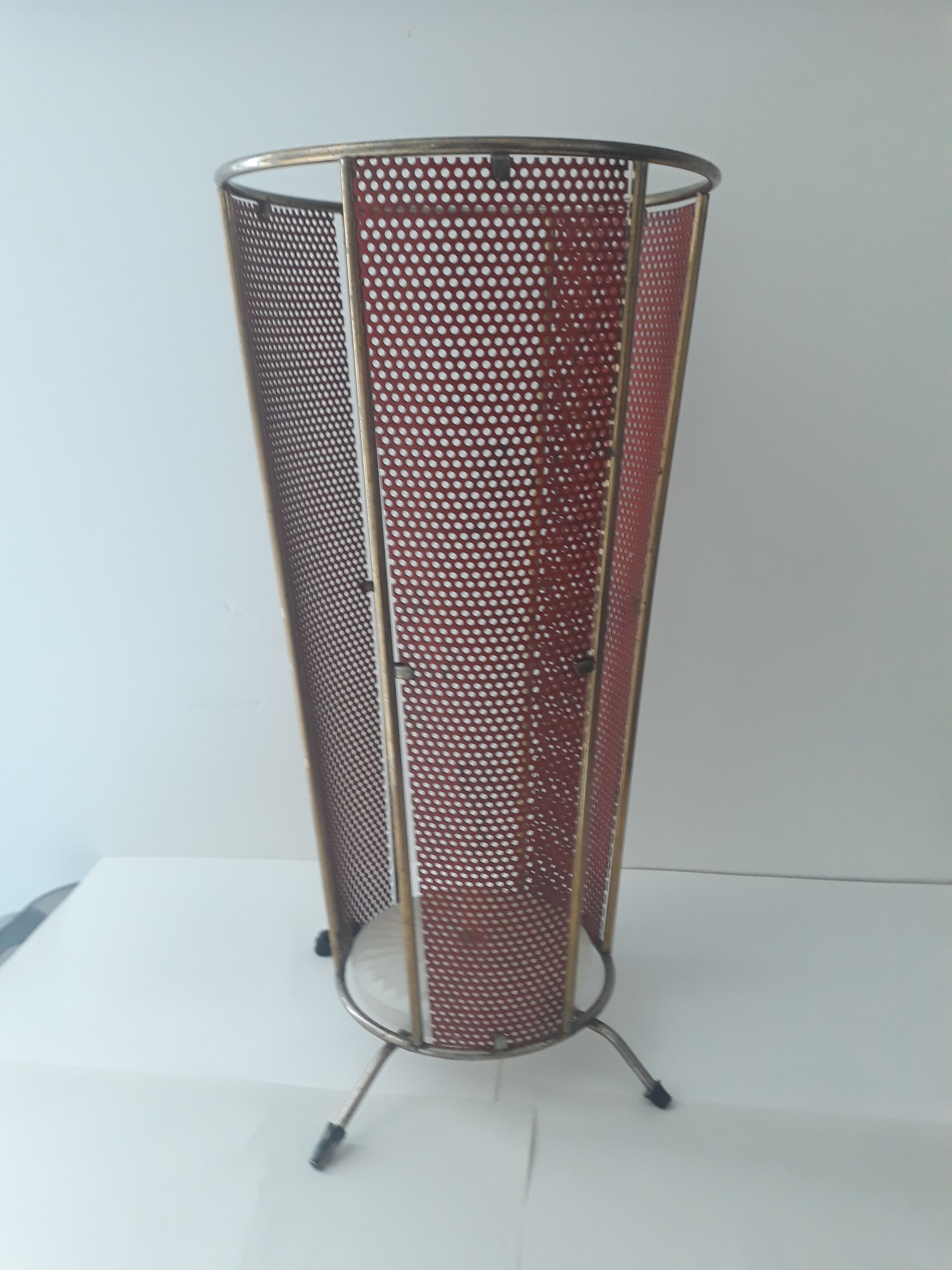 Porte parapluie en métal perforé des années 60