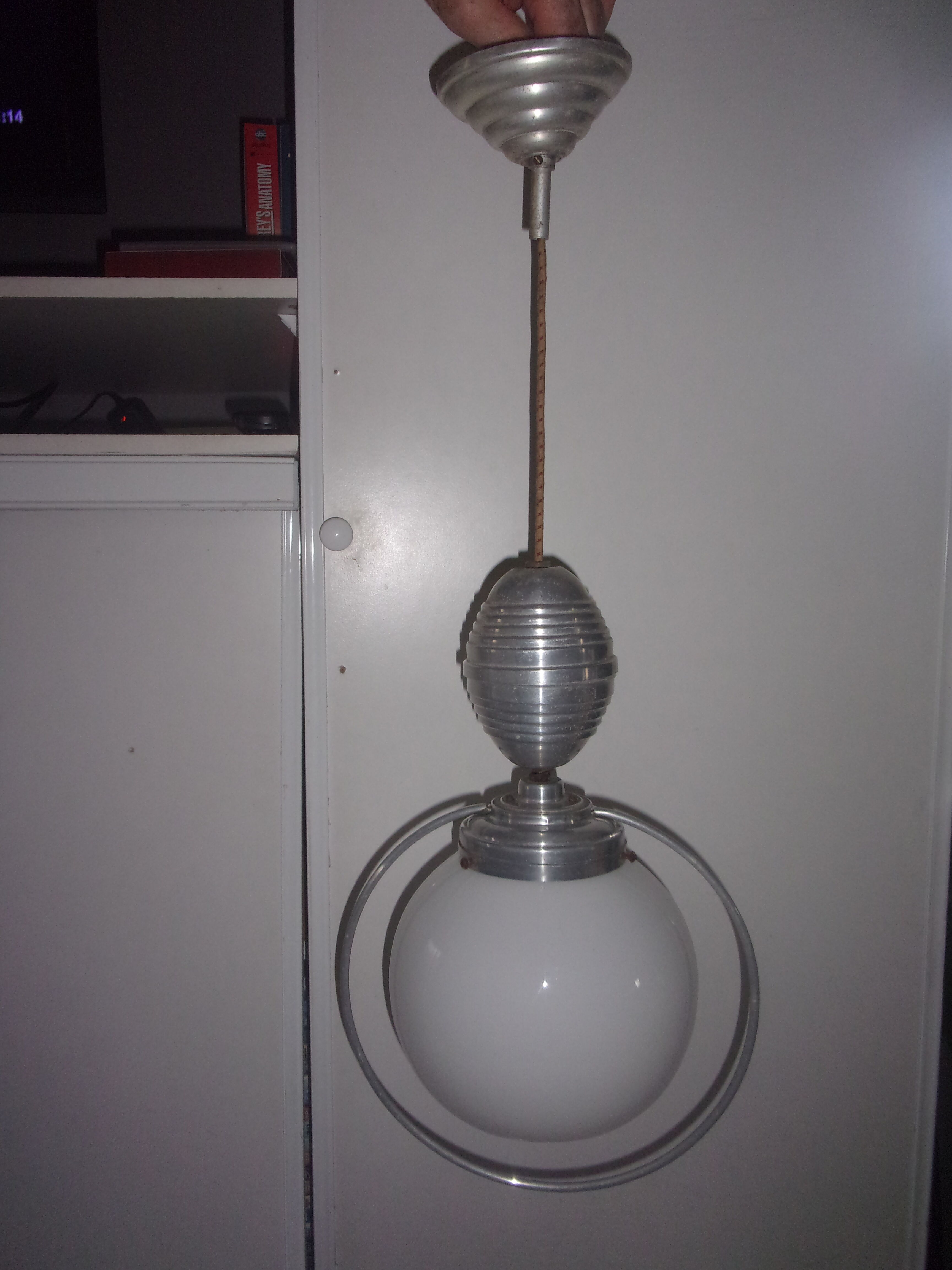 Adjustable glass ball suspension