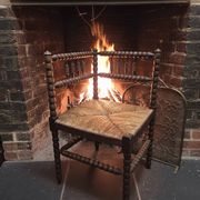 Fauteuil de coin de cheminée ancien