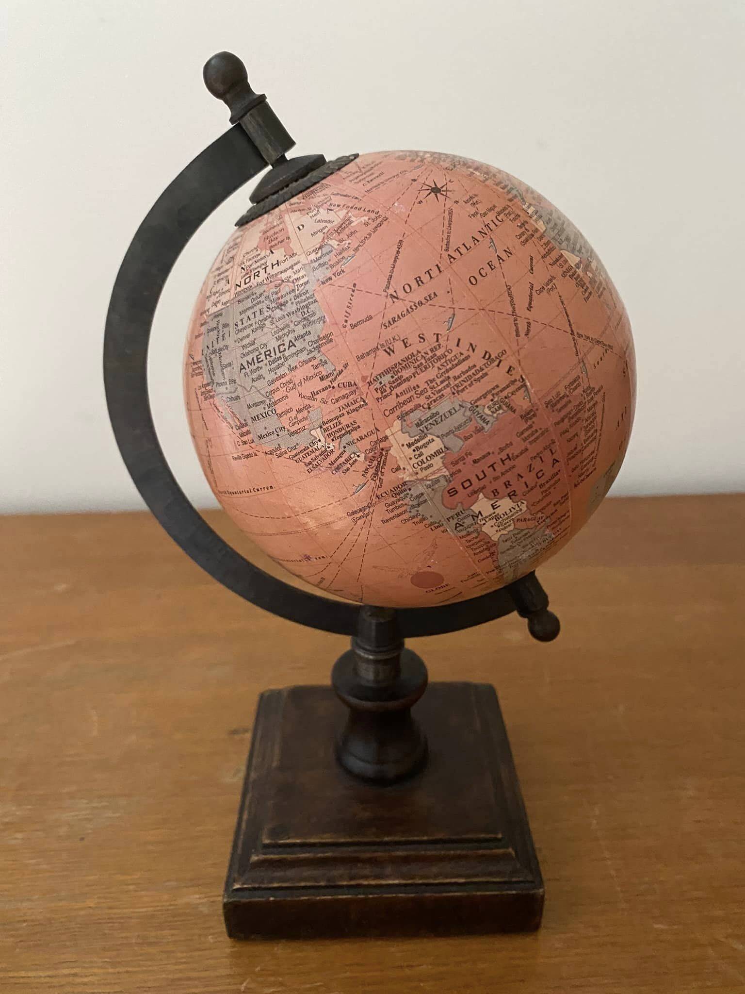 Petit globe terrestre sur pied en bois