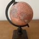 Petit globe terrestre sur pied en bois