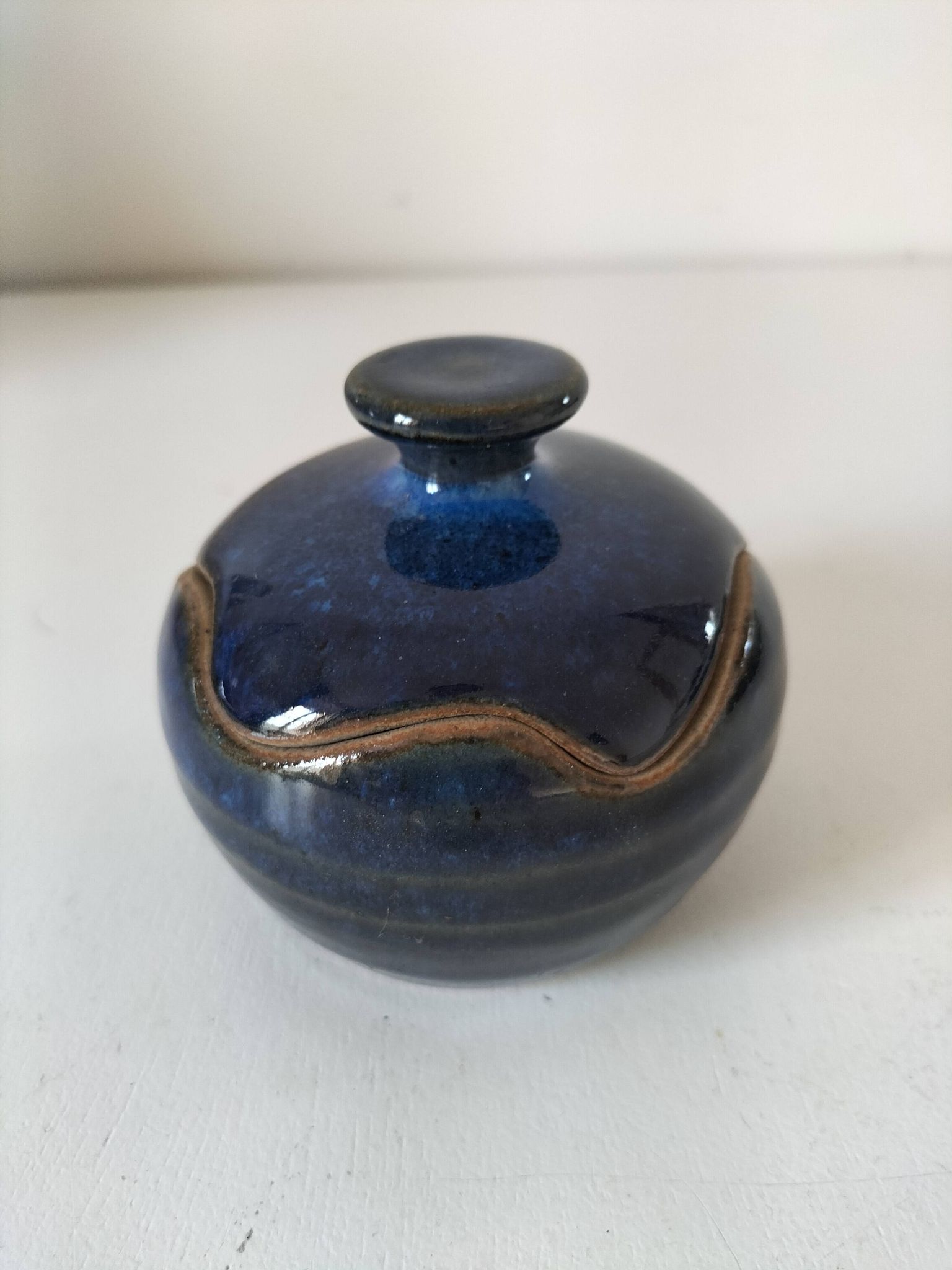Boîte en grès émaillé bleu nuit – pièce d’atelier, signée