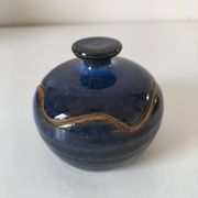 Boîte en grès émaillé bleu nuit – pièce d’atelier, signée