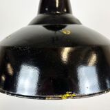 Lampe d’usine industrielle en émail noir avec dessus en fer, années 1960