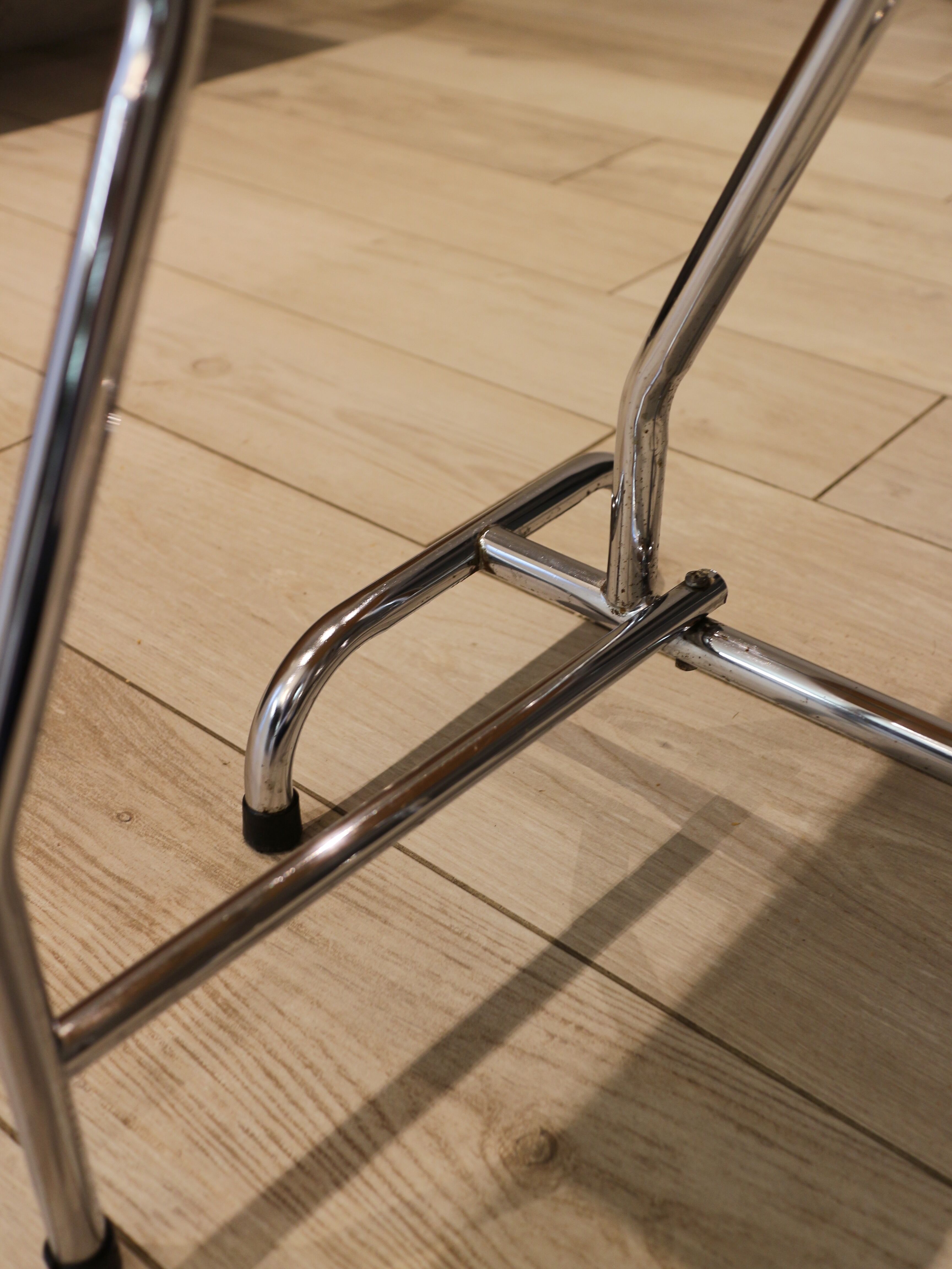 Table in folding brown Formica