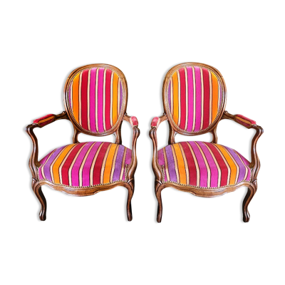 Paire de fauteuils louis philippe medaillon en noyer du xix ème siecle