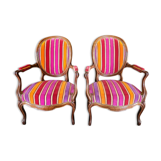 Paire de fauteuils louis philippe medaillon en noyer du xix ème siecle