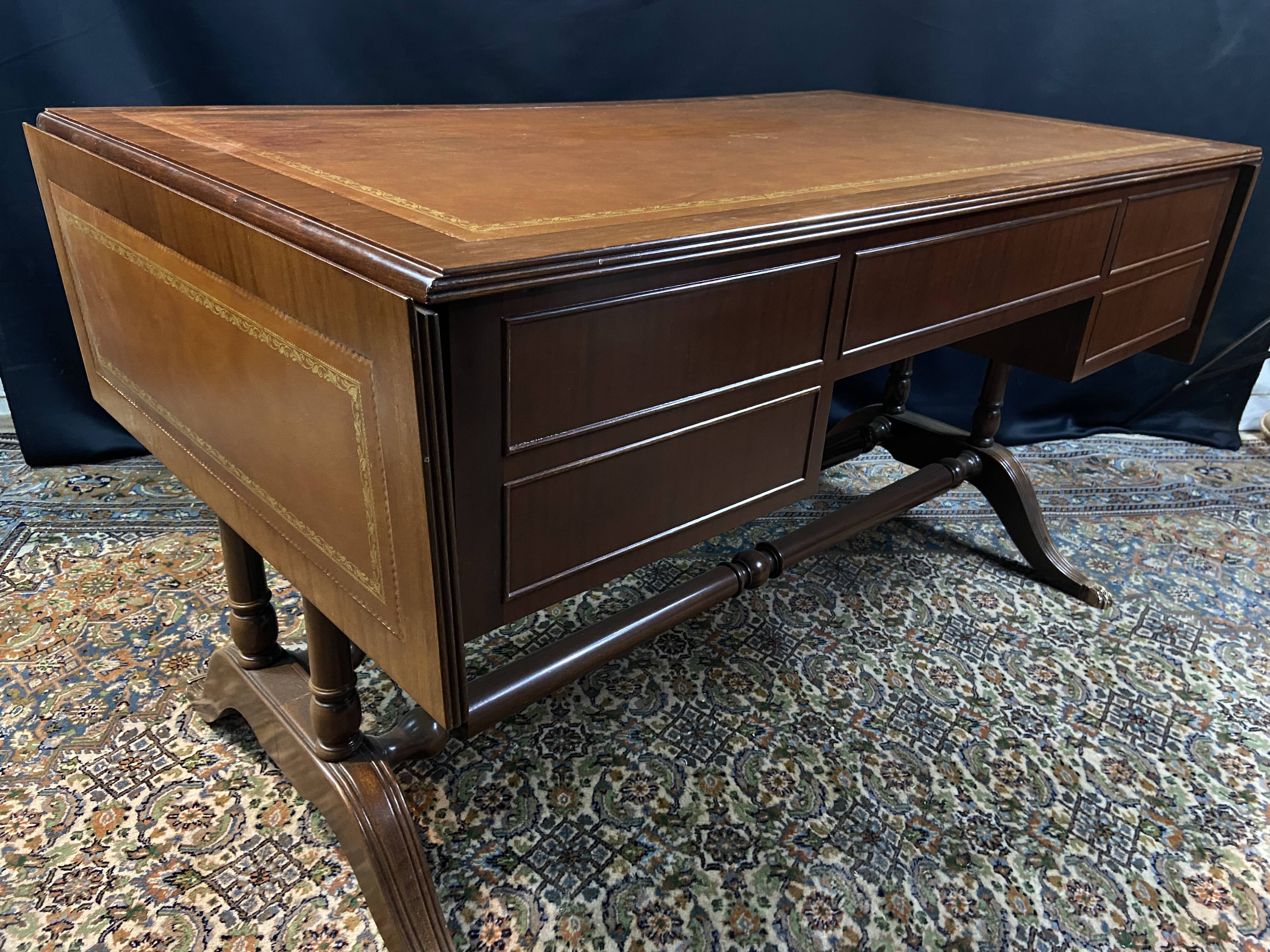 Grand bureau anglais en acajou de style Regency