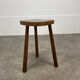 Tabouret tripode brutaliste, ferme