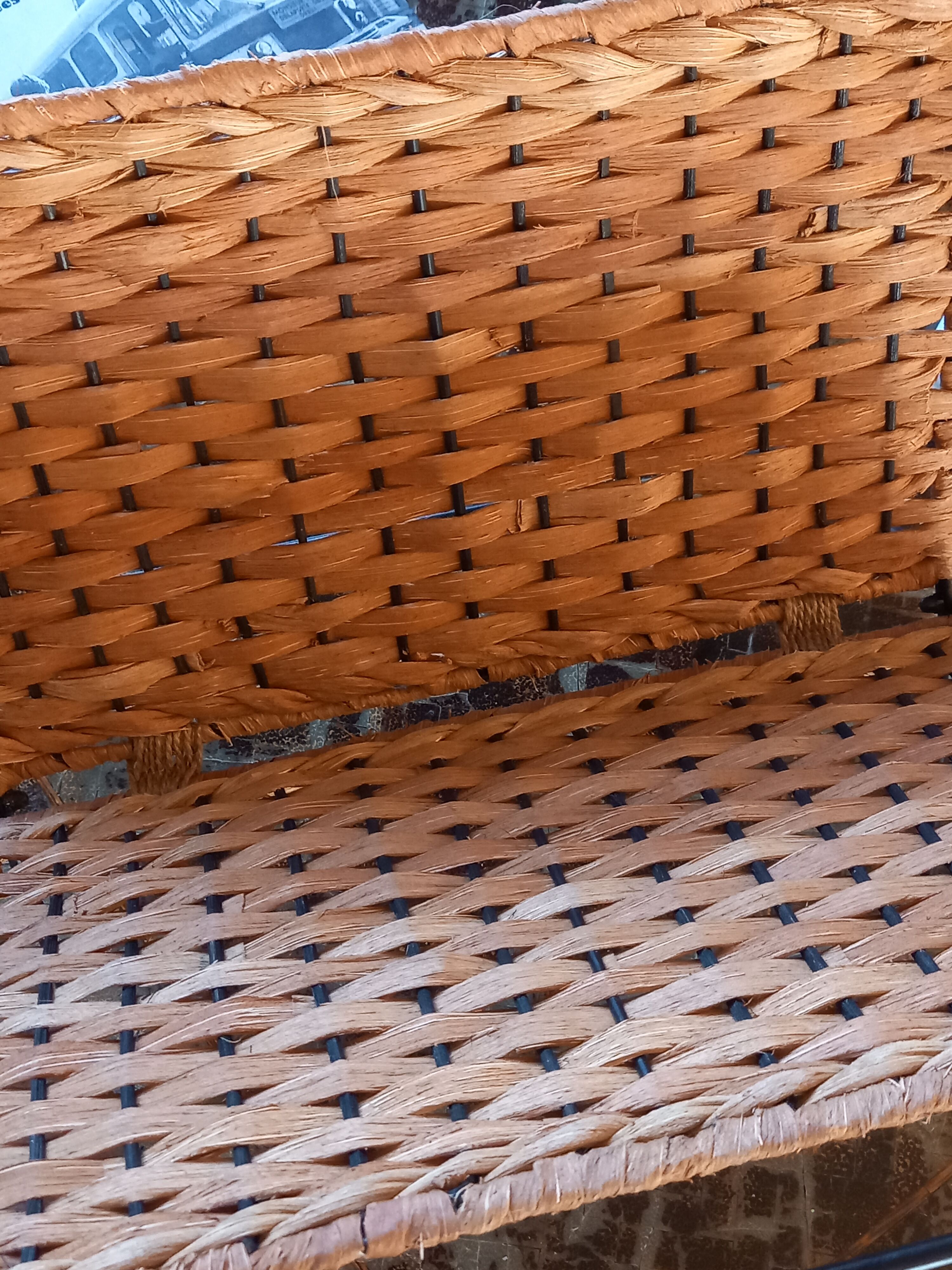 Folding magazine rack in metal and vintage woven wicker