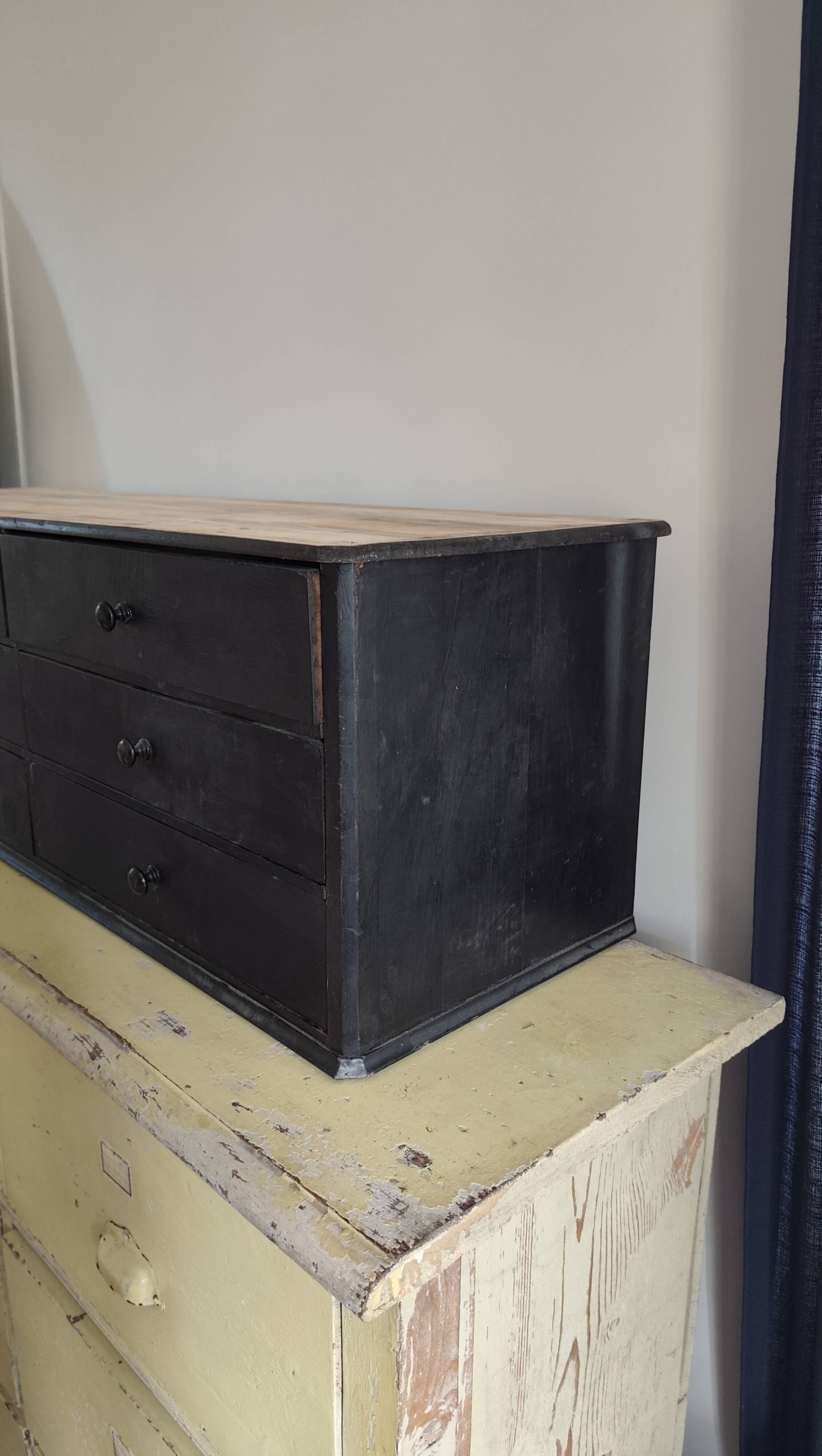 Old drawer unit