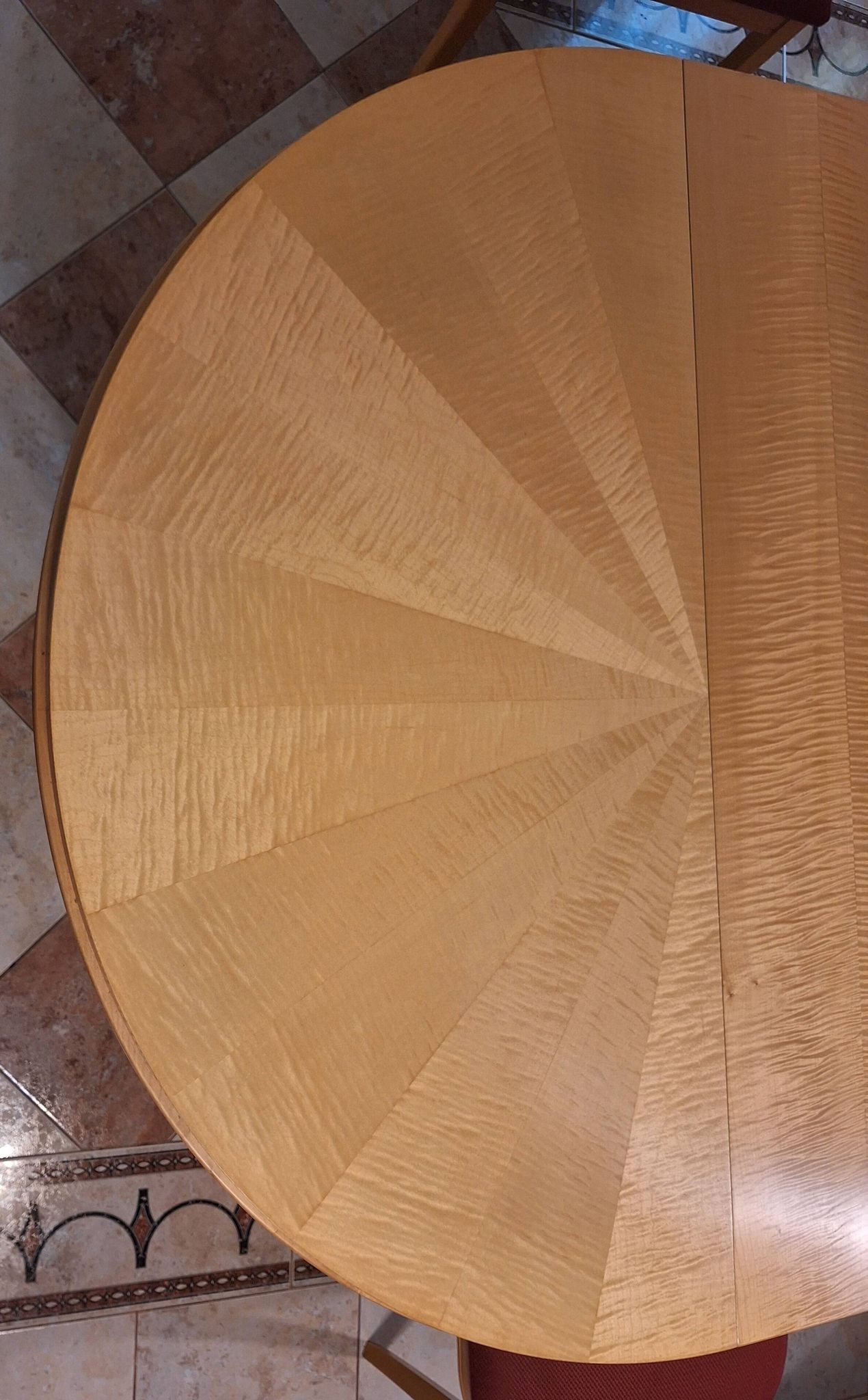 Round table in lemon wood with timeless design