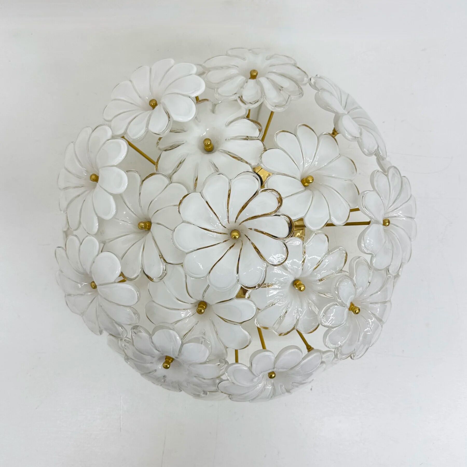 Plafonnier floral en verre blanc de Murano, italien, des années 1970.
