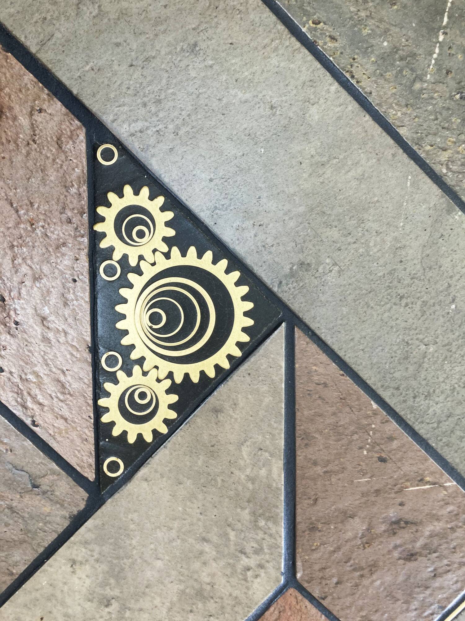 Table basse brutaliste Paul Kingma - pierre, ardoise et laiton