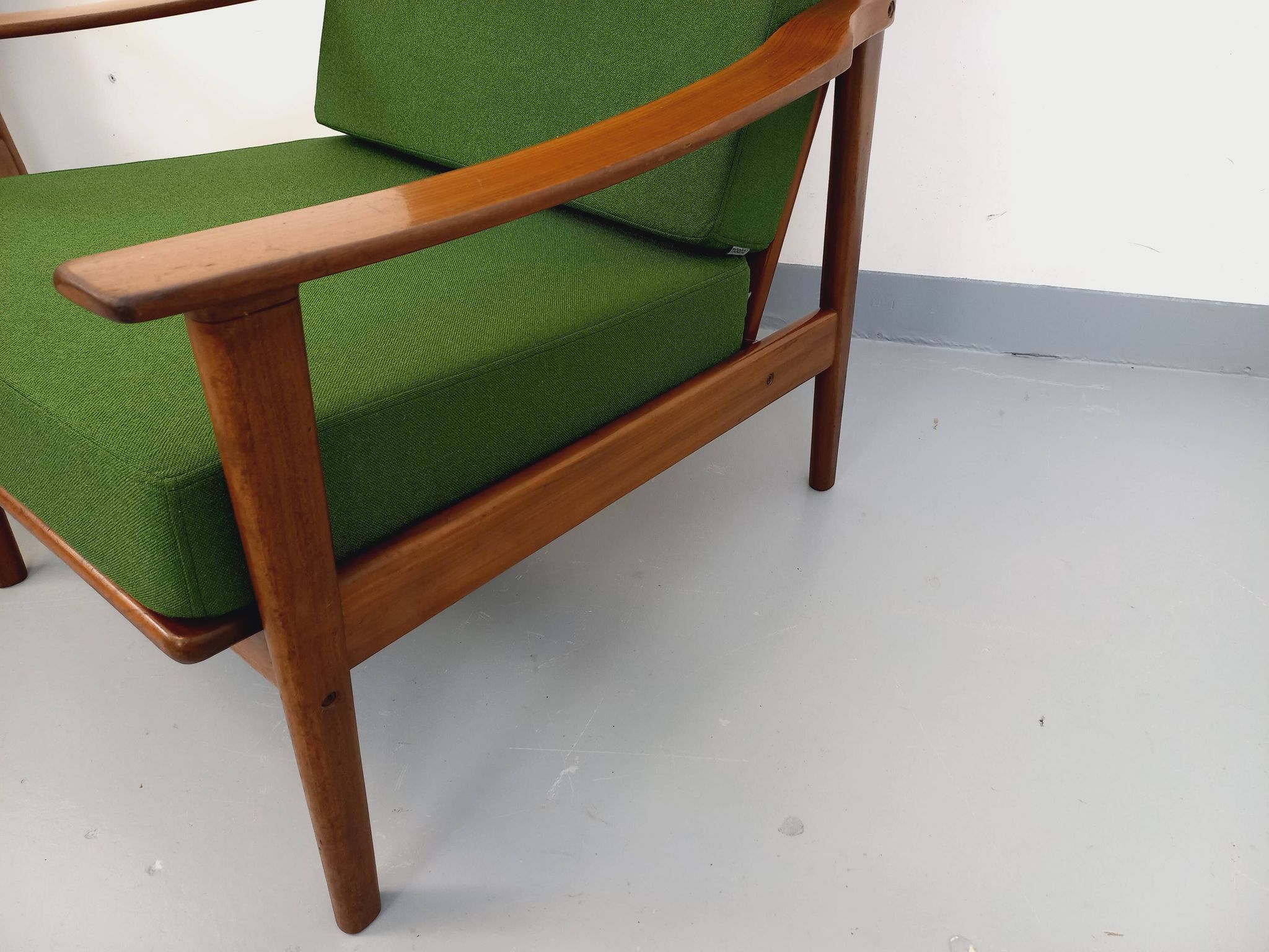Pair of vintage Scandinavian armchairs in teak and green fabric from the 1960s.