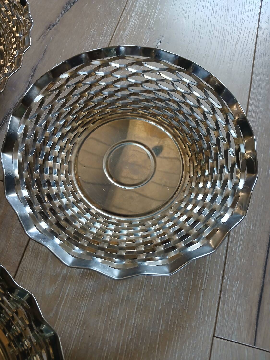 4 metal bread baskets
