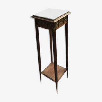 Pedestal table with white marbe top and brass decoration