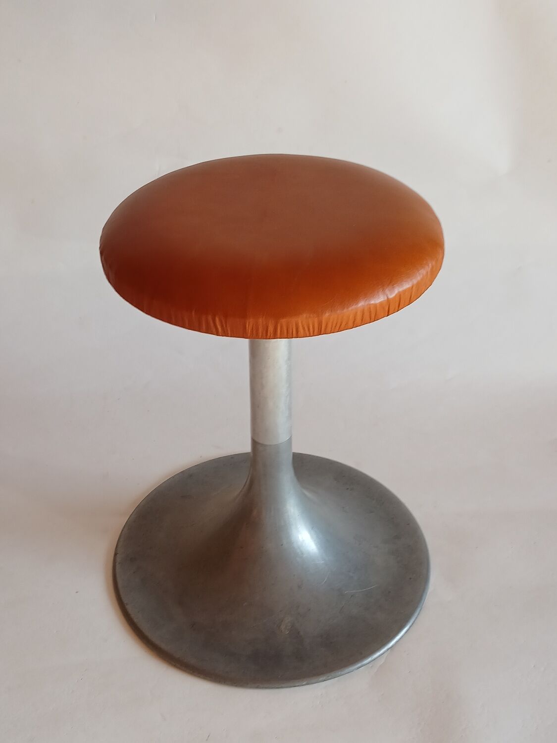 Tabouret pied tulipe à vis,  aluminium et cuir