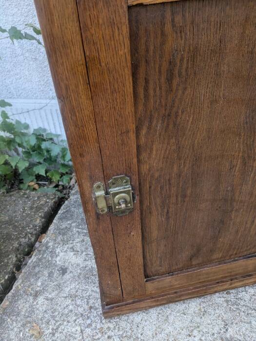 Parisian buffet with one door