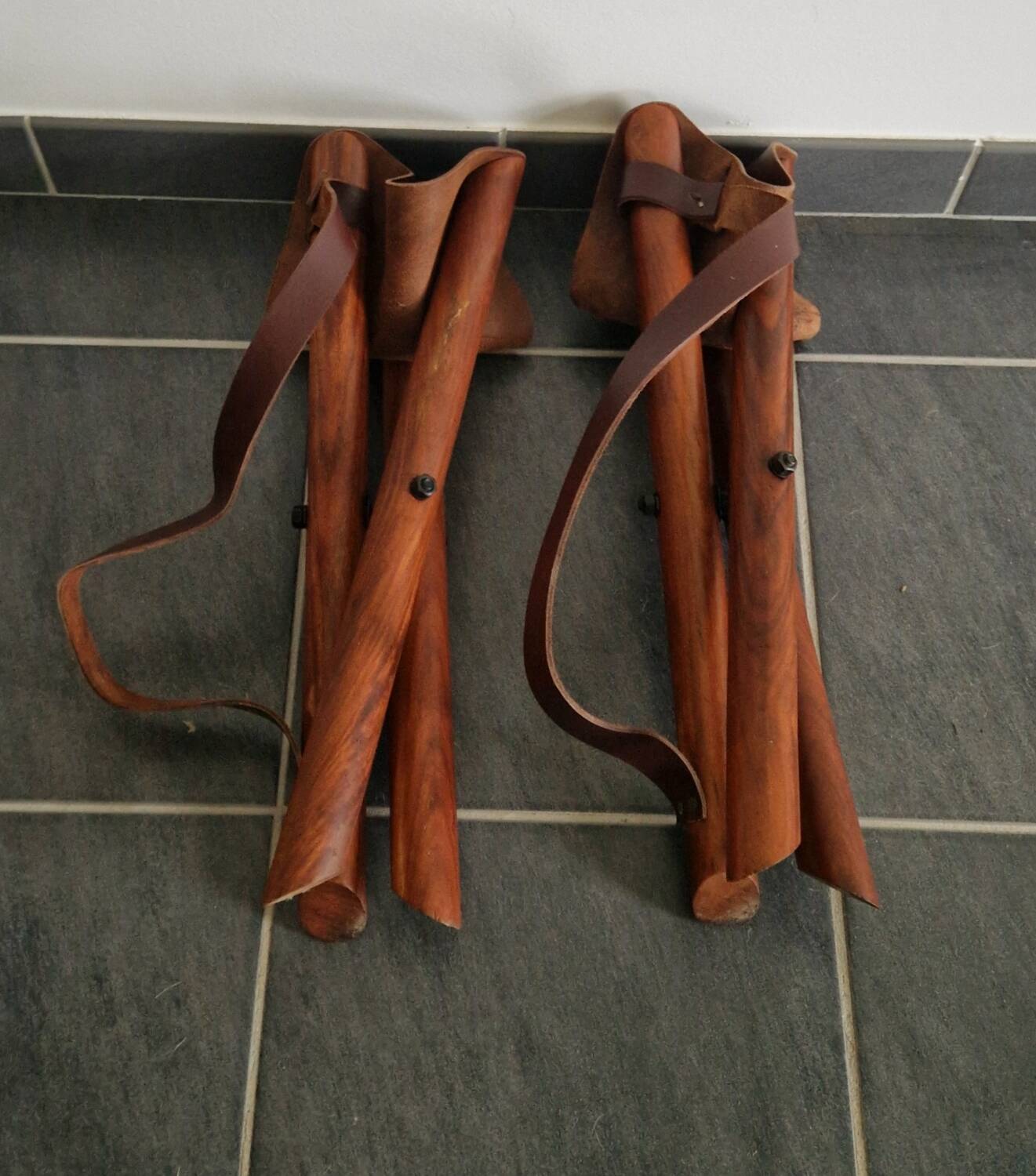 Ensemble de tabourets tripode teck et cuir