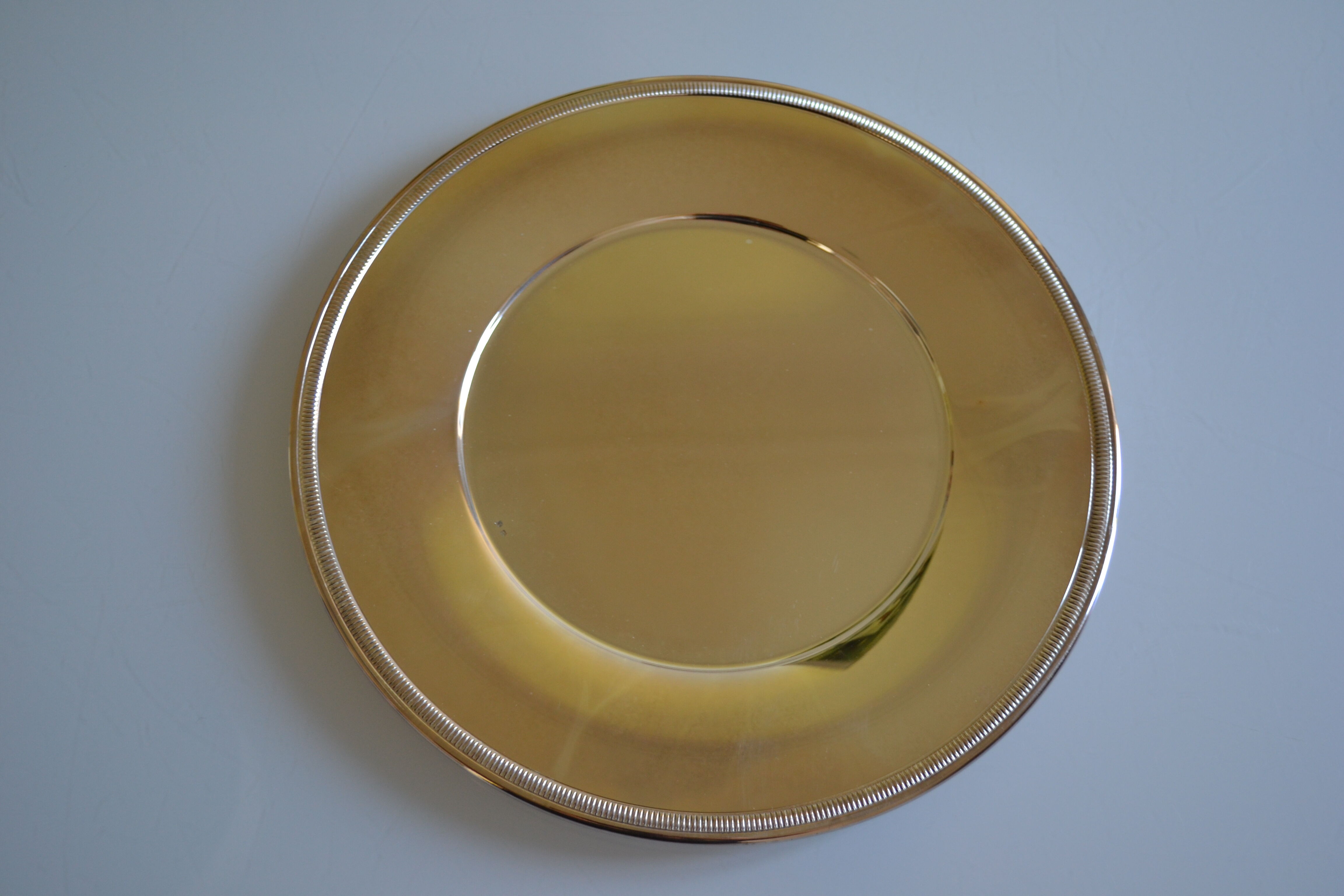 Round silver-plated serving plate or dish, diameter 30 cm.