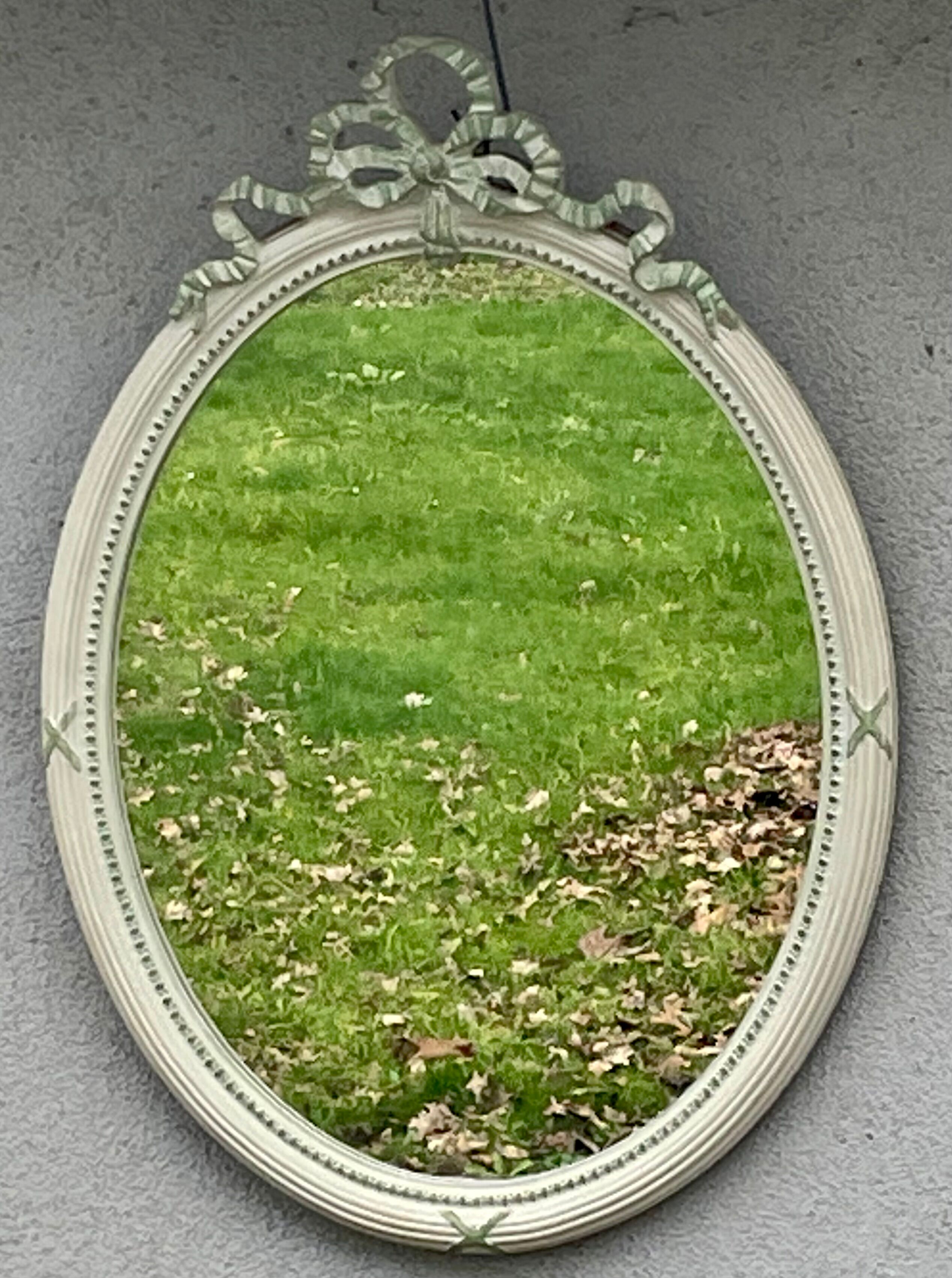 miroir ovale en bois peint style Louis XVI