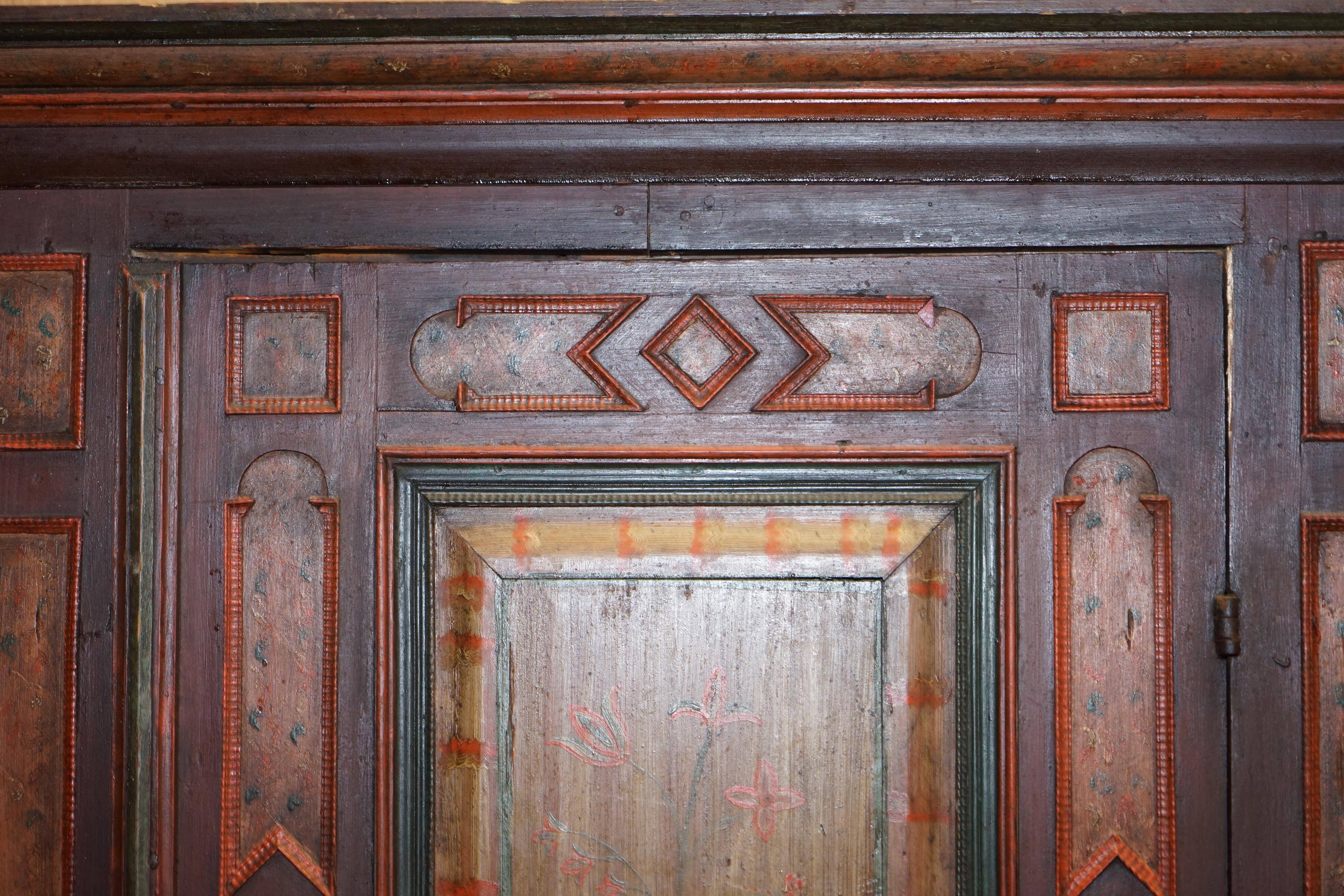 Hand-painted armoire Sublime from around 1800 in oak.