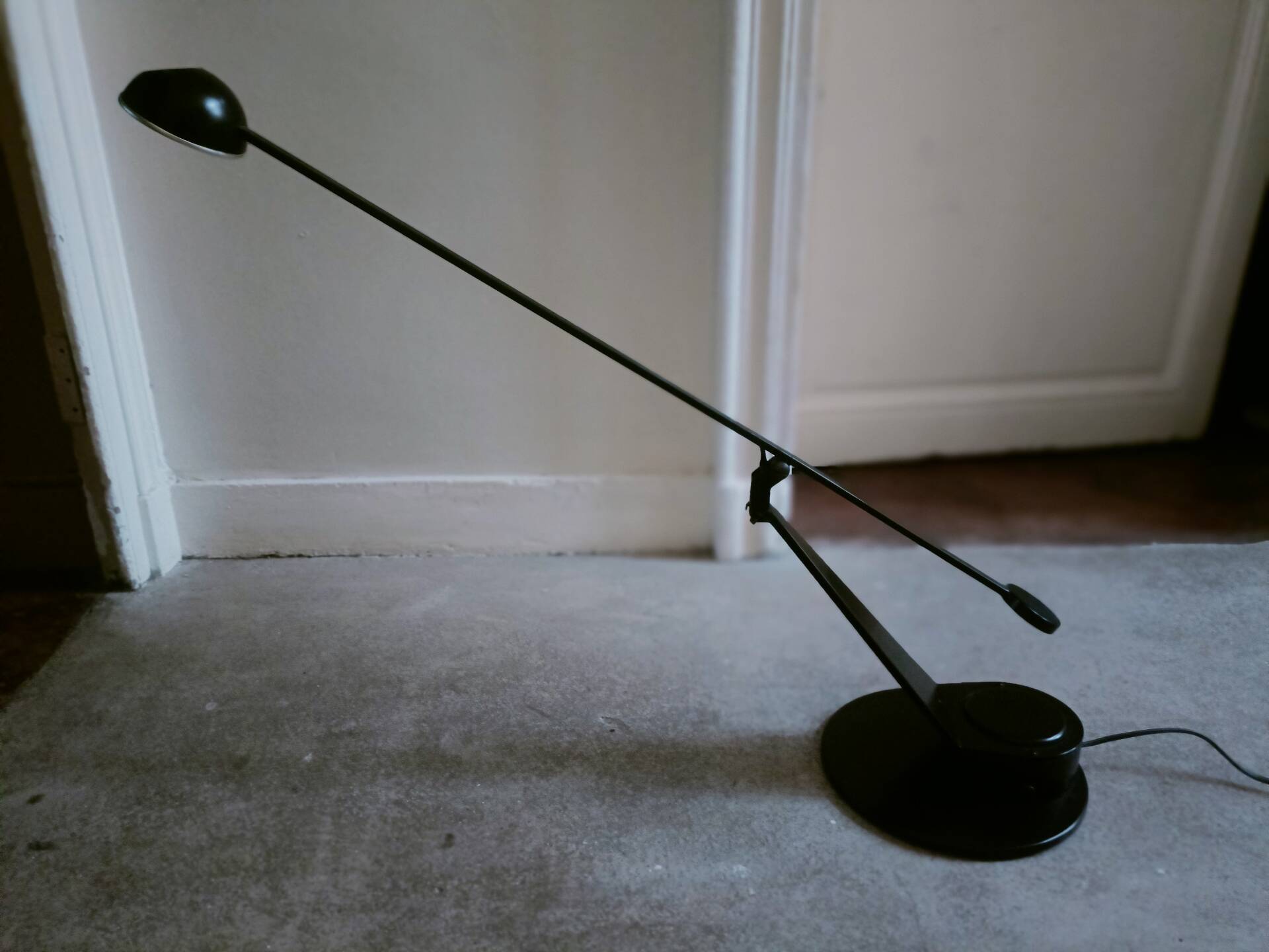 Desk lamp with a balance arm, Fase