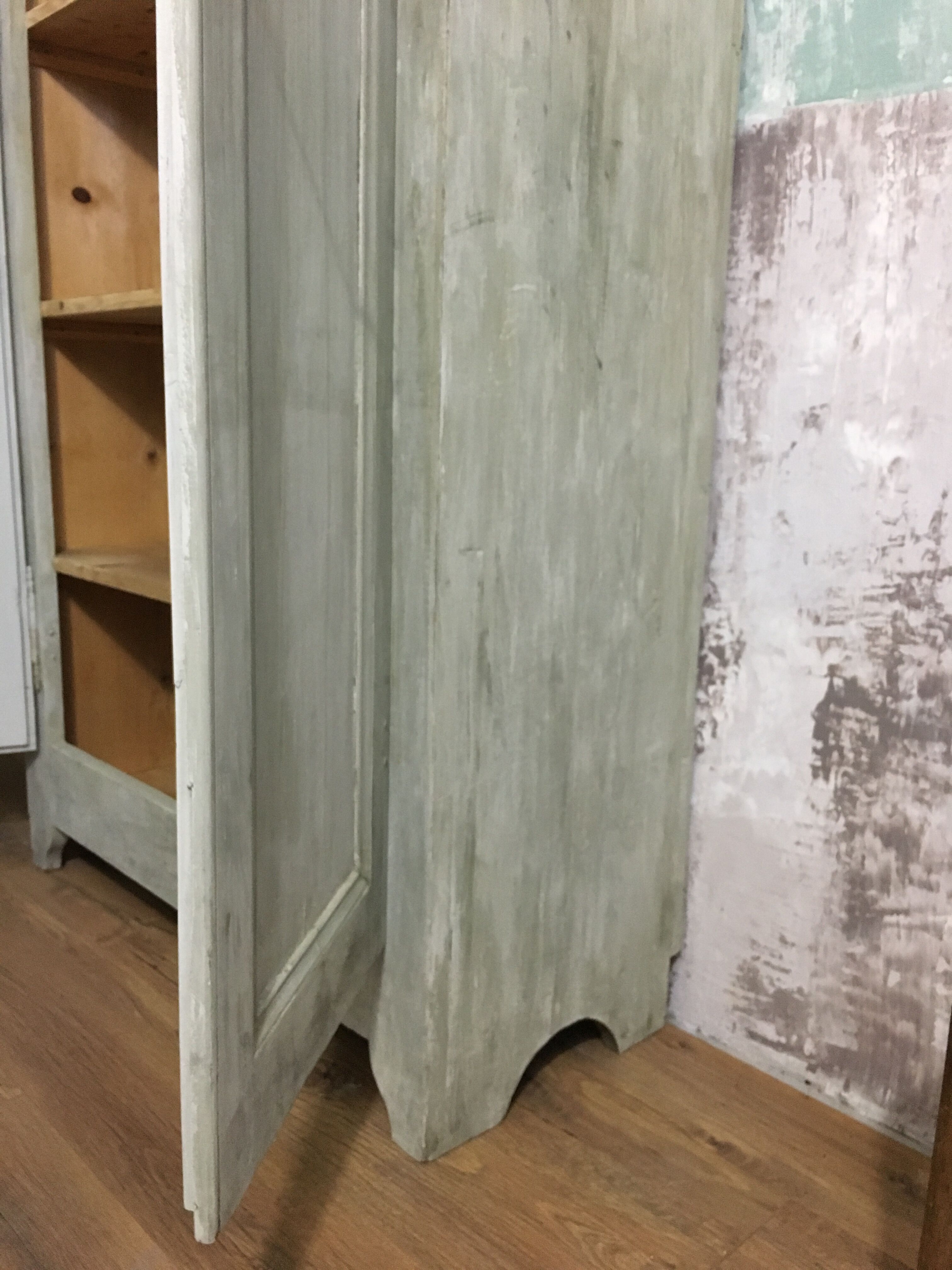 Armoire patine vieillie grège