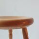 Vintage en bois tourné tabouret du milieu du siècle avec un siège épais.