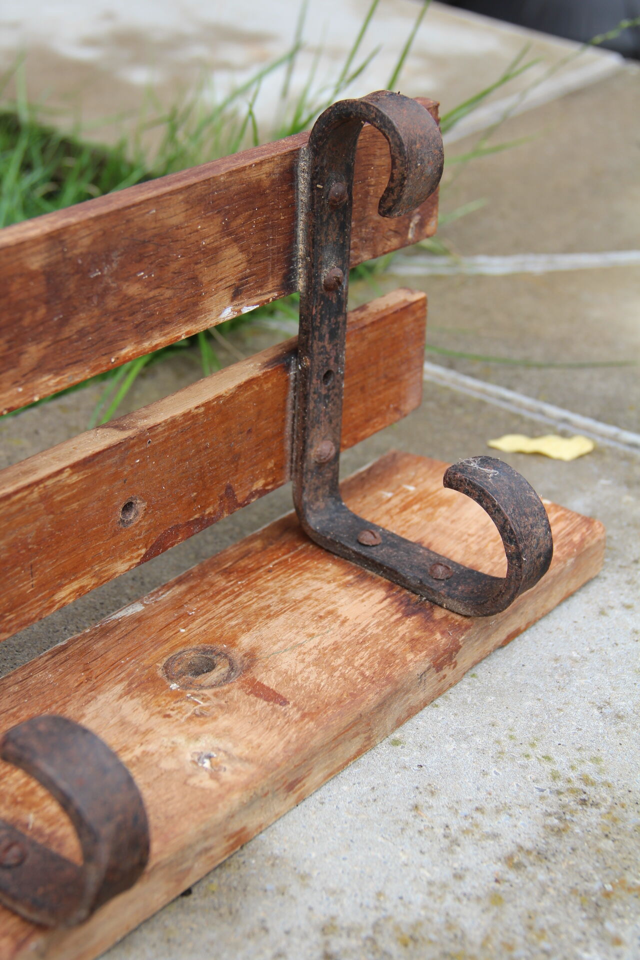 Old workshop coat hanger at 4 patères