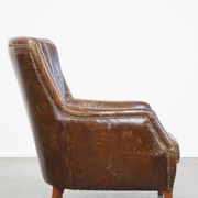 Fauteuil en cuir de vachette grainé au design intemporel