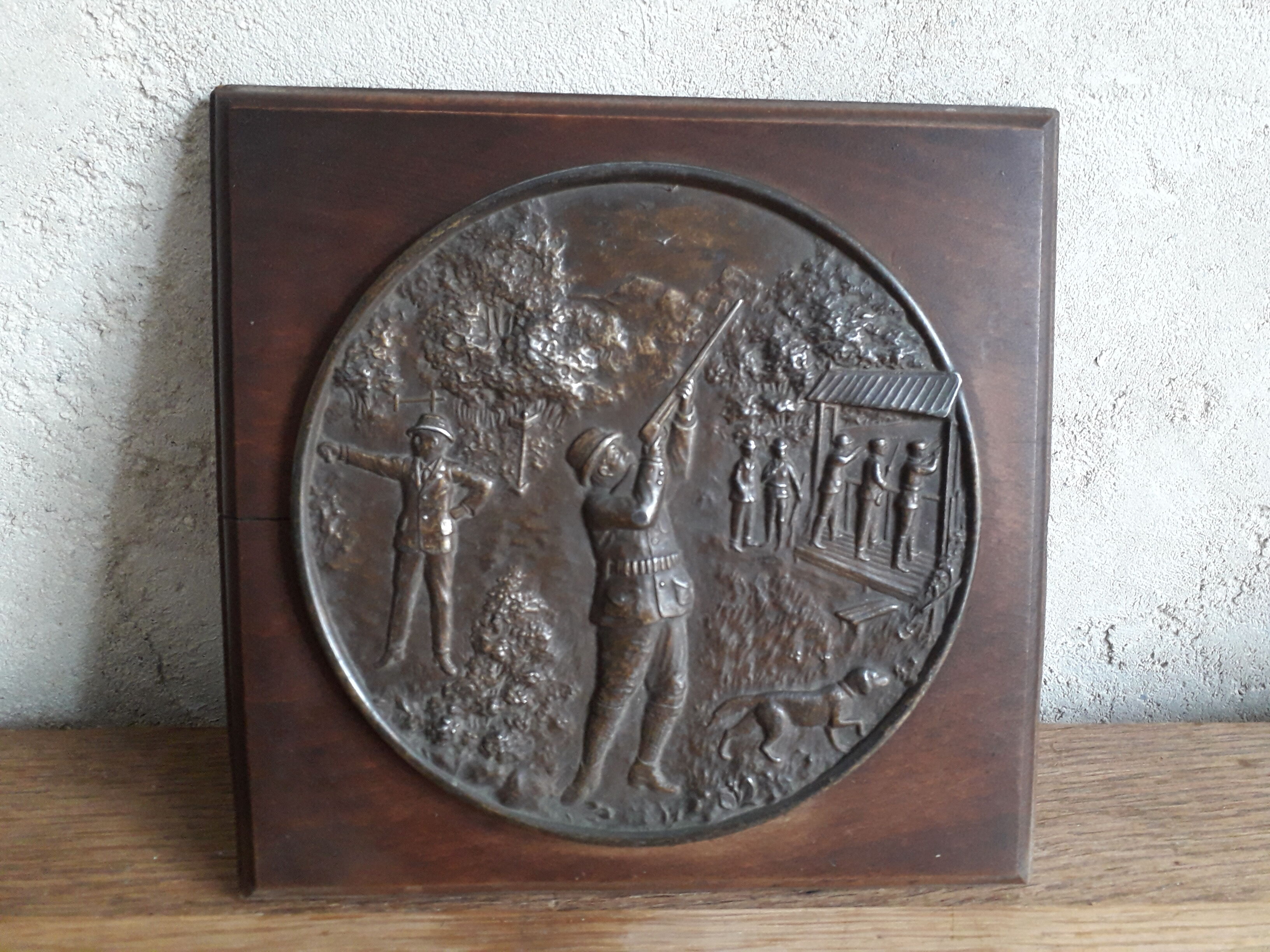 Médaillon en régule sur plaque de bois scène de chasse